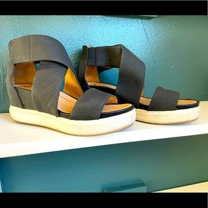 Black Dr. Scholls platform sandals. Size 6.5